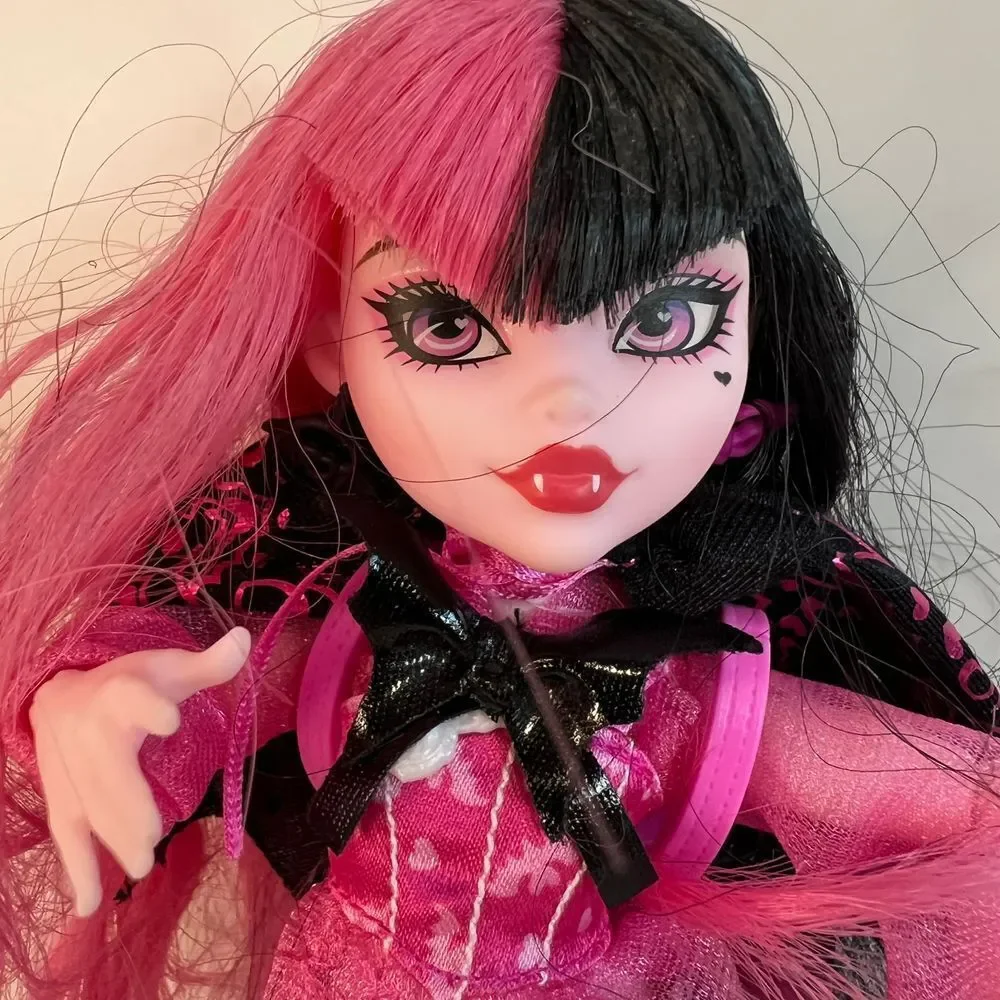 Monster High‎ G3 Draculaura Wave 1 Doll w/ Cape, Backpack, Shoes, Ring, & More